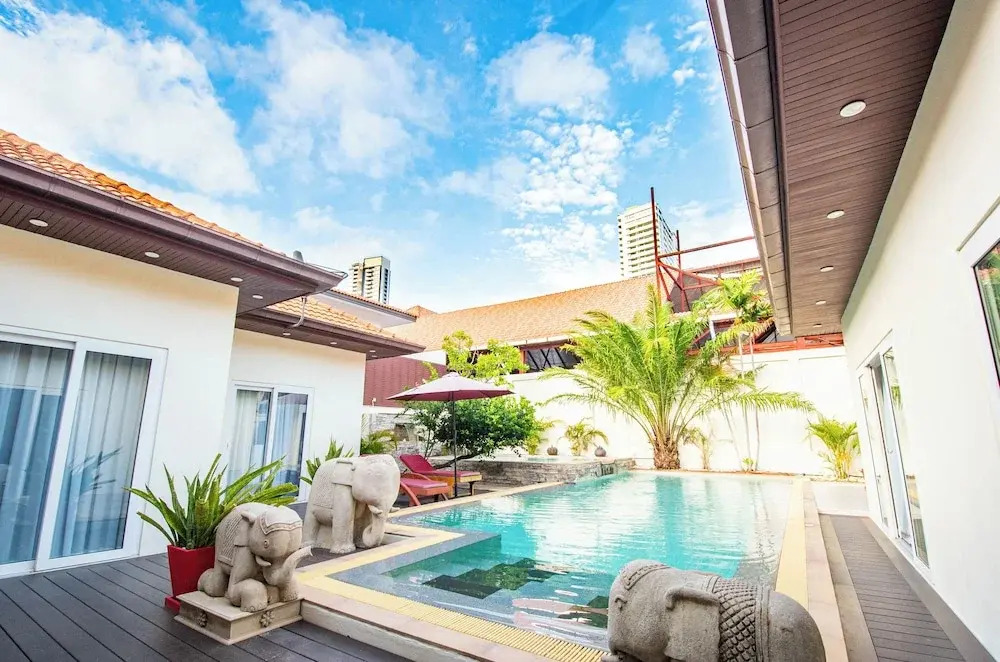 Seaside Villa 3 Pools, 2 mins walk to beach