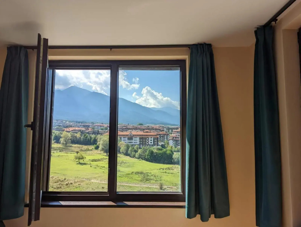 Stylish 2BD Apartment with Panoramic Mountain View