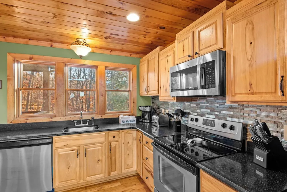 Beech Mountain Breeze - Views, pet Friendly, hot Tub, Sleeps 14