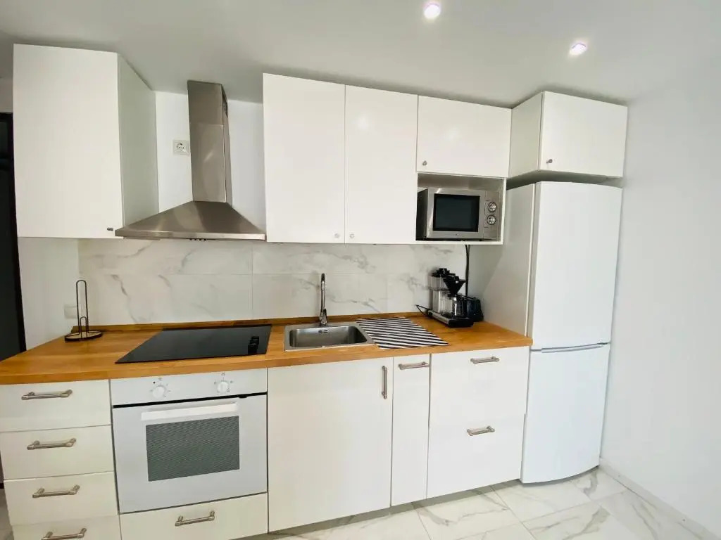 Fresh and Modern Delux Apartment in 1 min from the beach!