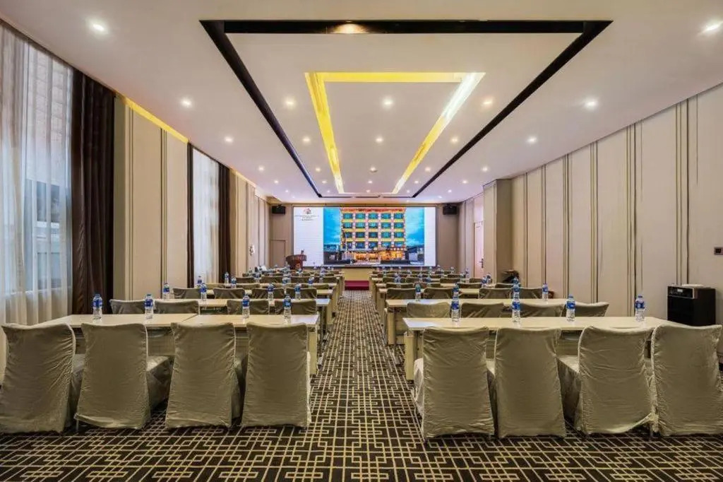 Metropolo Jinjiang Hotel ((Shangri-La Songzanlin Temple)