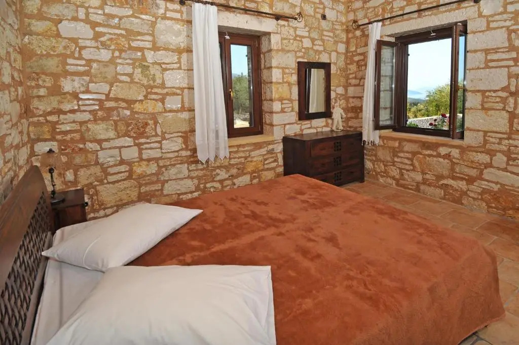 VILLA KOUTSOYPIA STONE HOUSE