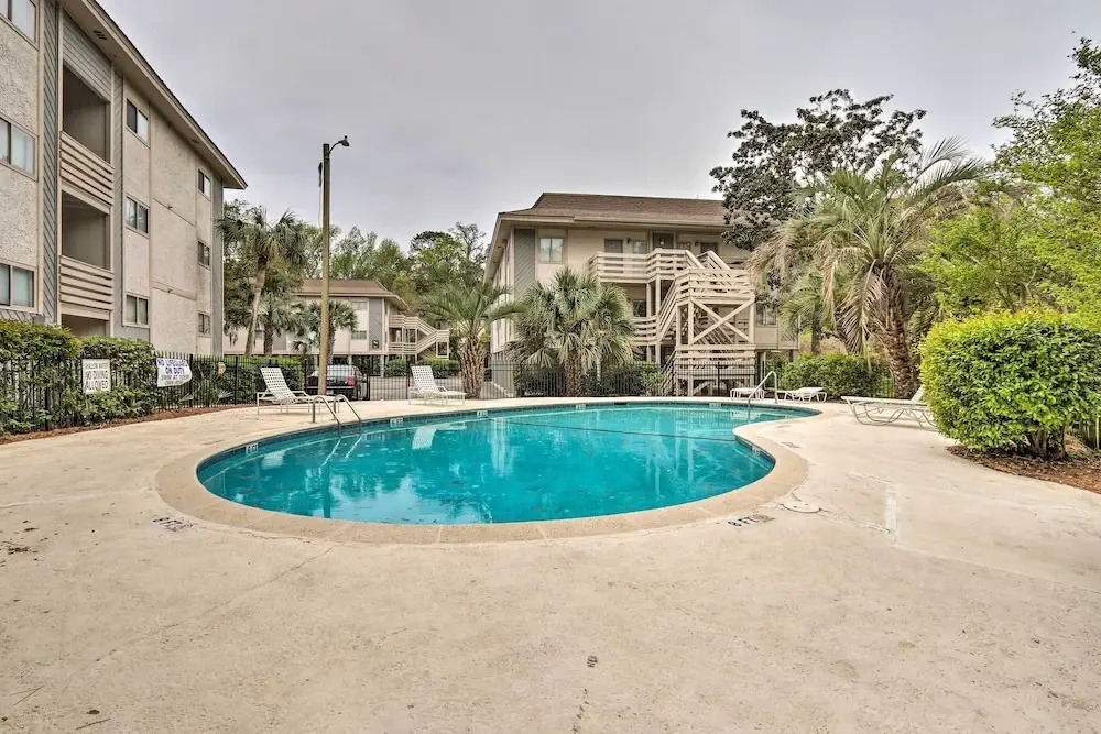 < 1 Mi to Beach: Hilton Head Condo w/ Pool Access!