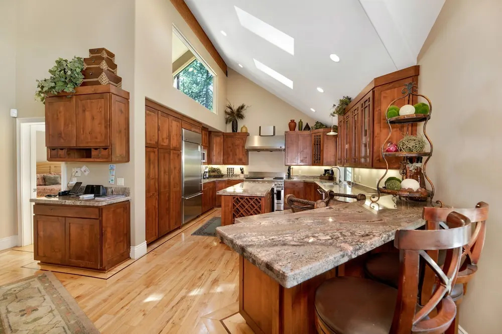 4BR 4.5BA Luxurious Tahoe Retreat with Hot Tub S Lake Tahoe by RedAwni
