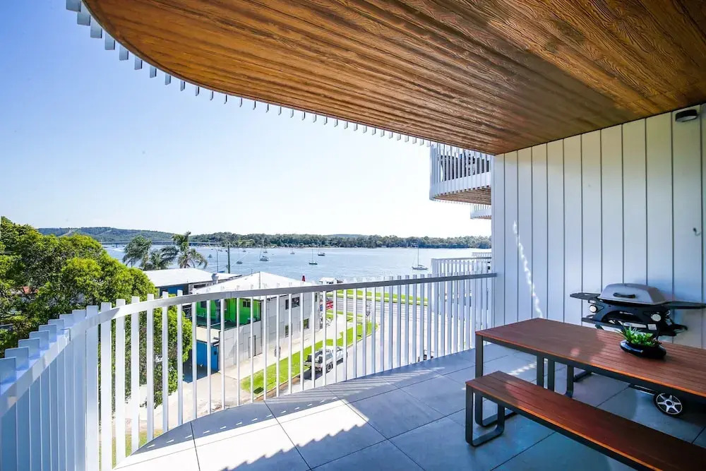 Glorious 2-bed With Waterside Balcony Views