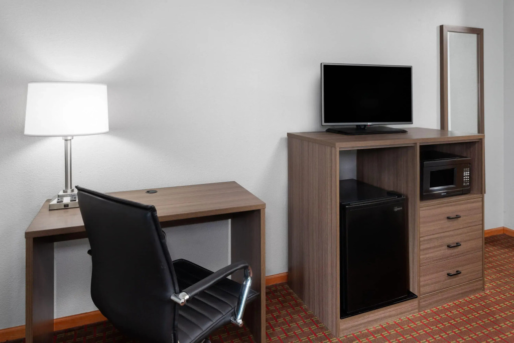 Super 8 by Wyndham McHenry Fox Lake Area