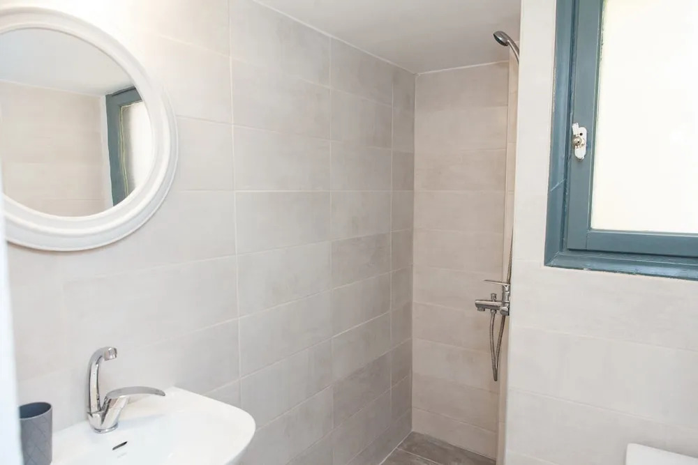 Brand new apt in central Athens