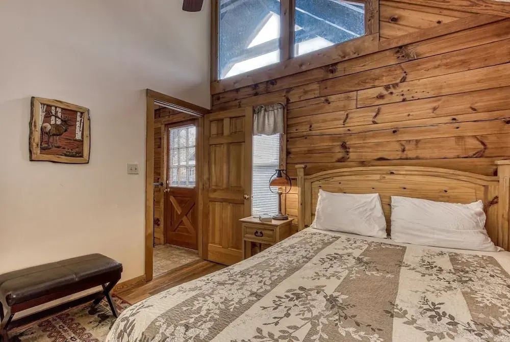 ER13 - Moose Manor Great location - Close to town! cabin