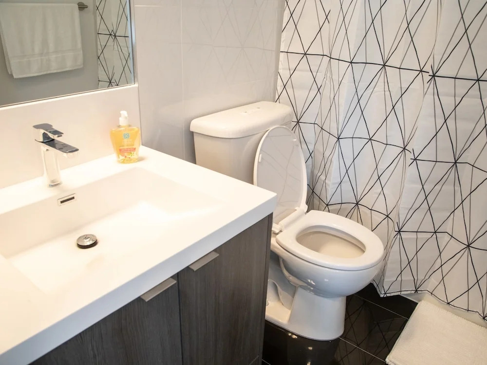 Modern 2 Bedroom Yonge and Eglinton Condo