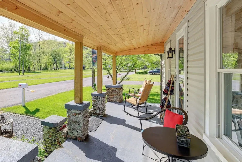 Walk to River & Trails: Cozy Damascus Cottage!