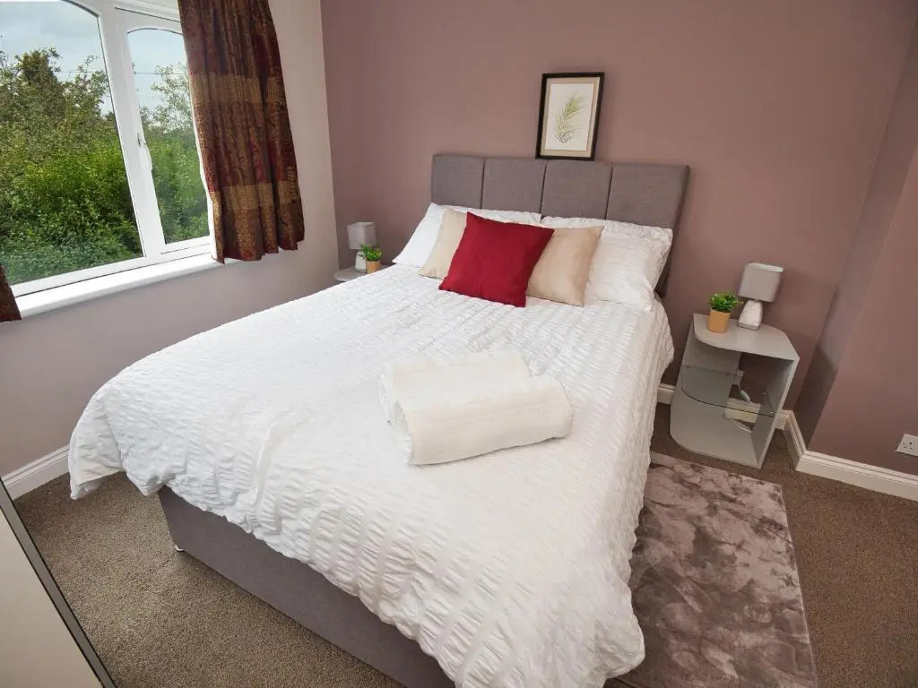 Cosy 3 bed with Parking- Family and Contractors