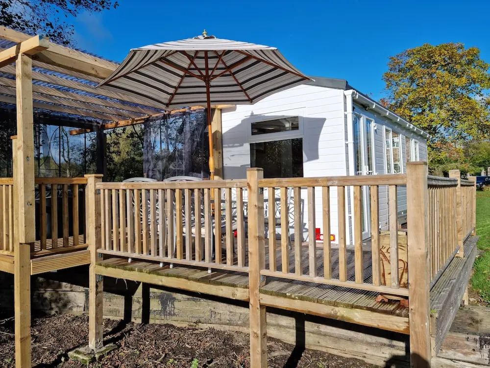Riverside Cabin - Sleeps 2 - HotTub - Parking