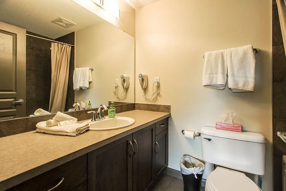 Gorgeous Two Bedroom Two Bath Plus Den by Elevator #249