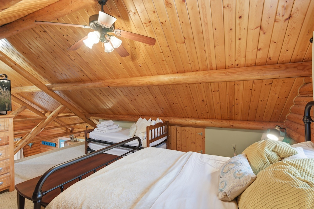Lakefront Log Cabin With Private Dock, Two Decks & Cozy Comfort at 35mm in Sunrise Beach