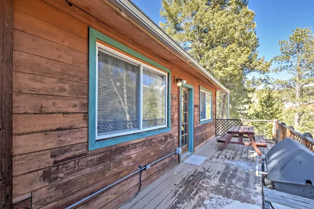 Cabin w/ Mtn Views - 5 Mi to Mueller State Park!