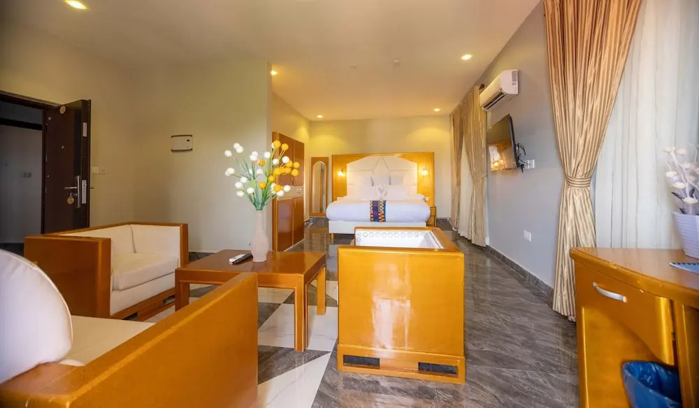 De-Kings Hotel