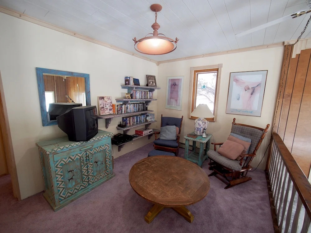 On Splendid Pond 4 Bedroom Cabin