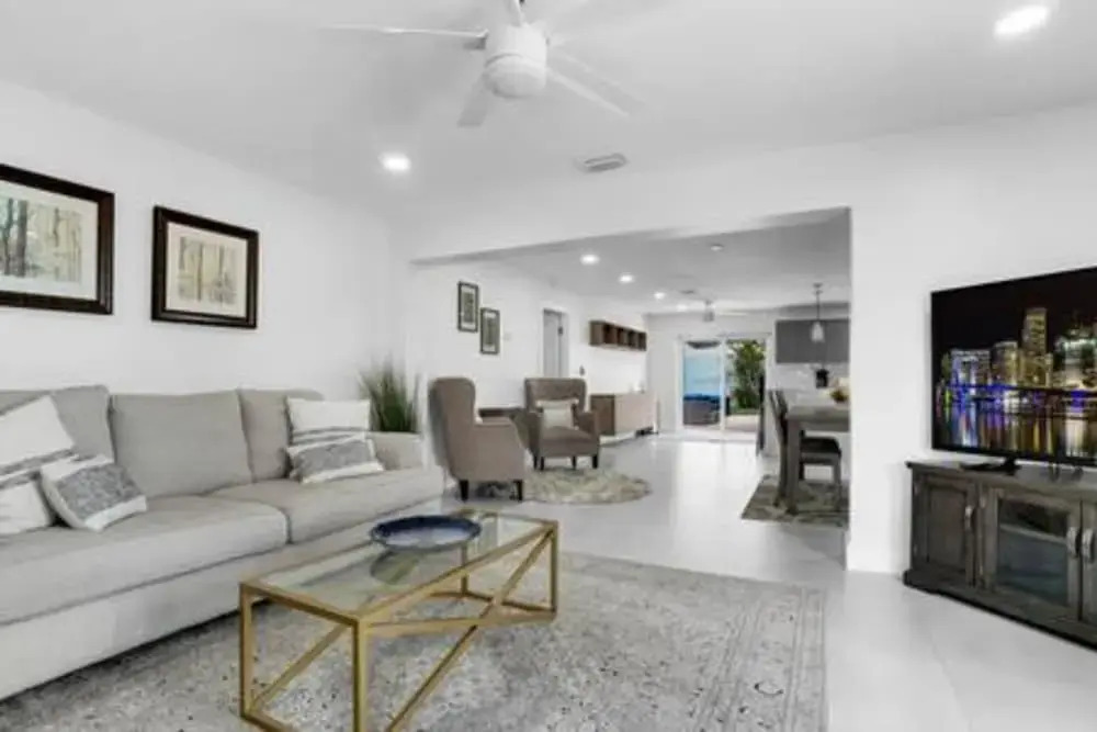 617 NW 30 CT Pool Patio 5Bd 3bath Fire Pit Parking for 3