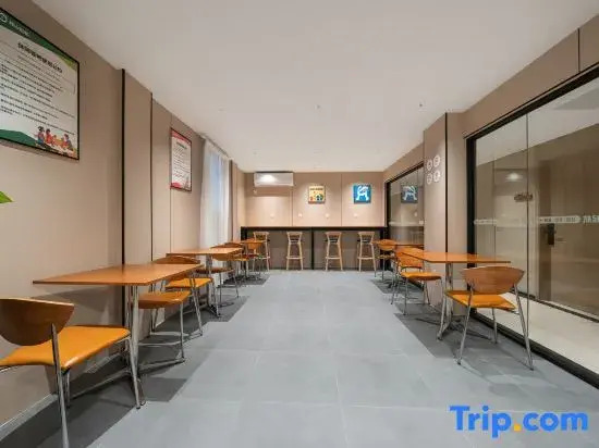 Yueshan Qihang Job-Seeking Inn (Pengpu Xincun Subway Station)