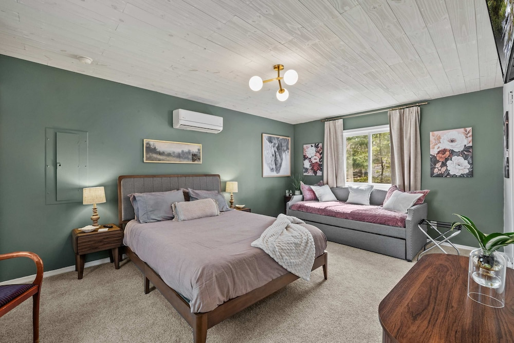 Dog Friendly Cabin w Hot Tub Sauna Fire Pit