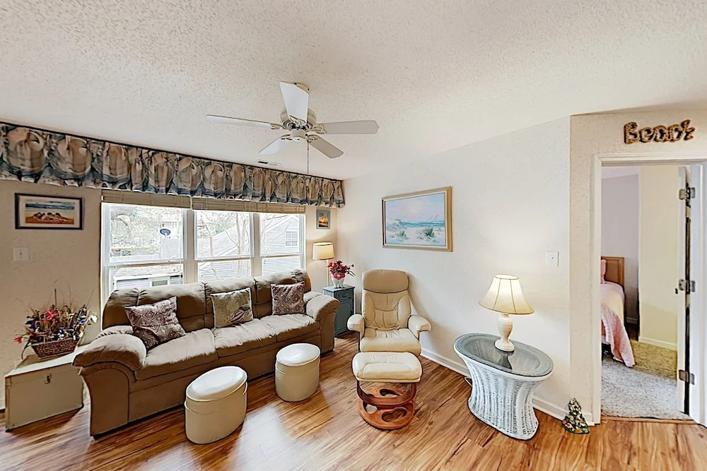 Beach Bliss: Private Balcony, 200 Yards To Shore! 2 Bedroom Condo