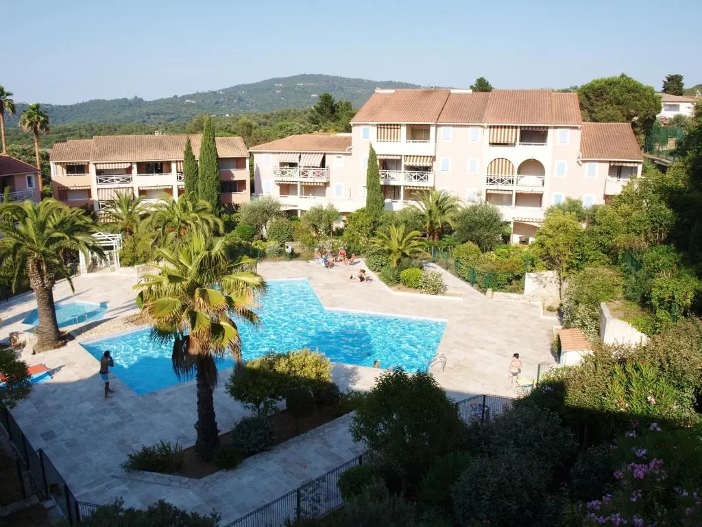 2P Terrasse vue piscine et jardin tropical La Croix Valmer