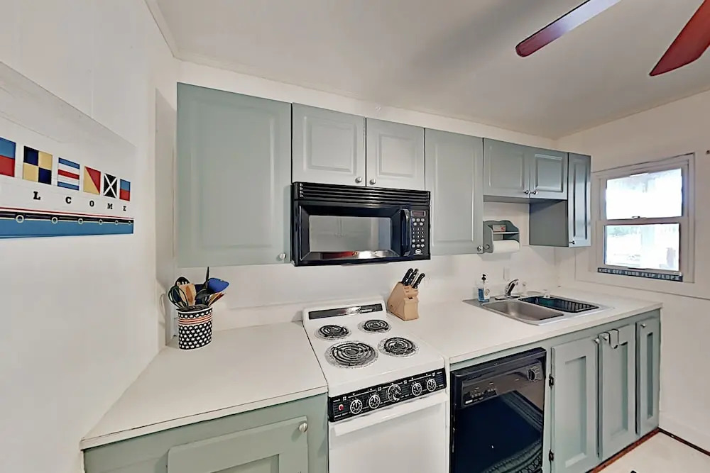Long Beach Hideaway - Steps To The Sand! 2 Bedroom Duplex