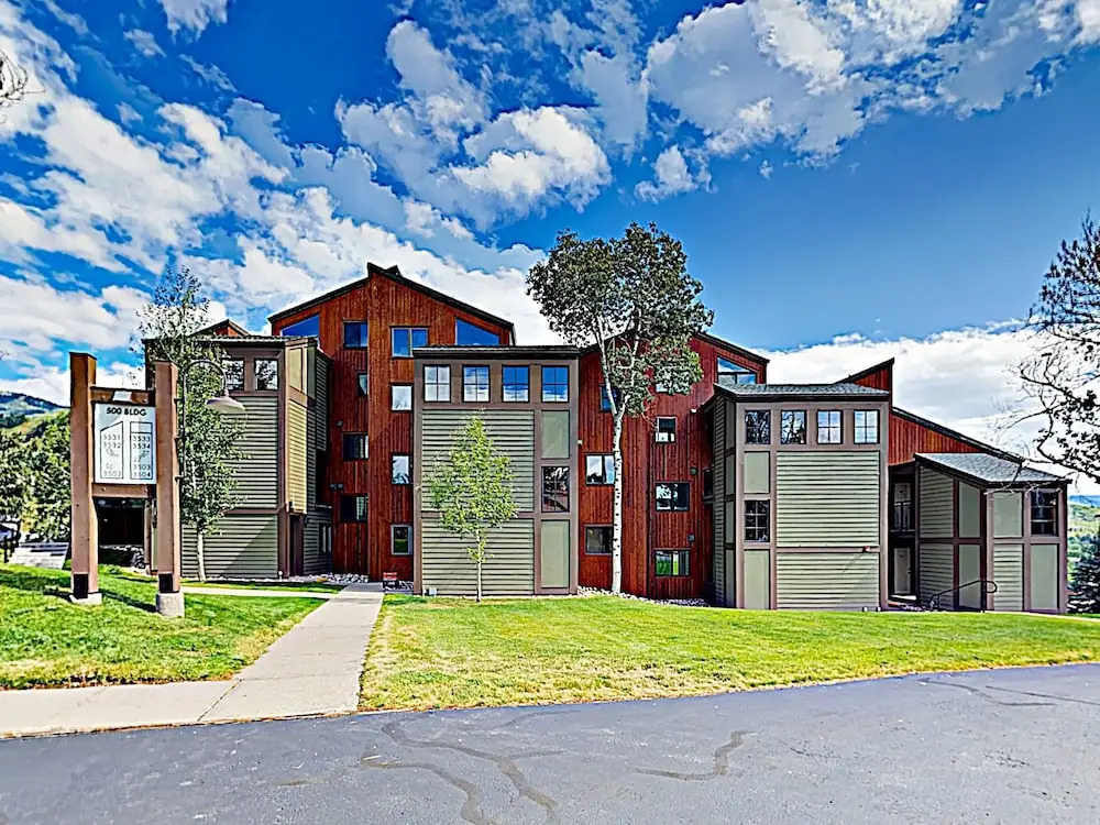 Bright & Cozy Mountainside -pool & Hot Tub 2 Bedroom Condo