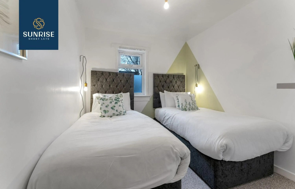 3BedLaw, 5 Single Beds, Ideal for Contractors, Free Parking, WiFi, Sleeps 5, Tourists, Relocation, Business Travellers, Long Extended Stays