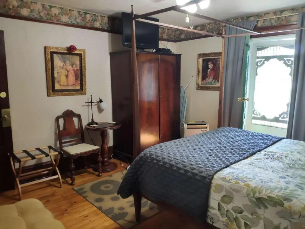Colonial Charm Inn