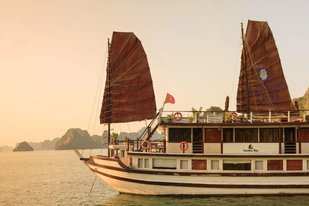 Garden Bay Premium Cruise