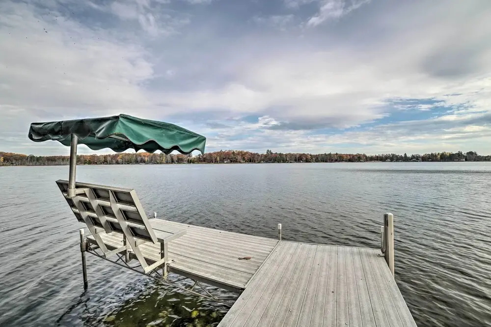 Lakefront Hawks Getaway - Fire Pit & Kayaks!