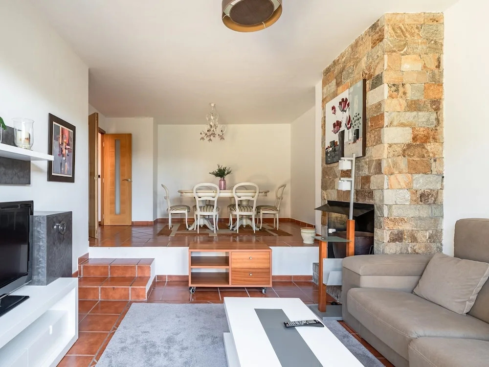 Classy Holiday Home With Swimming Pool, Garden, Bbq, Parking