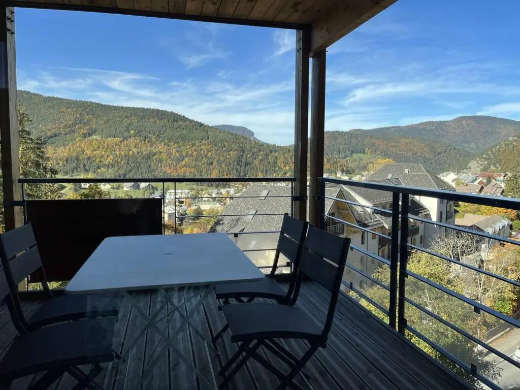 Appartement fonctionnel avec balcon, à 10 min du centre, parking gratuit, idéal pour 5 personnes - FR-1-548-3