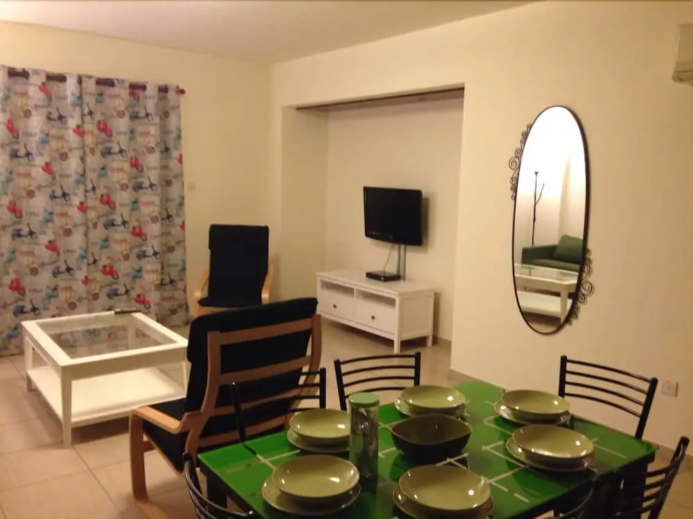 Lakis Court
