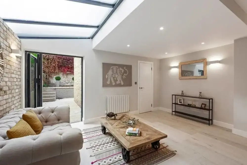 Contemporary 2bed&bath Apt W/patio in North London