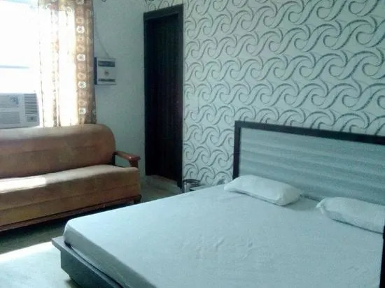 OYO 8607 Hotel Sky Inn