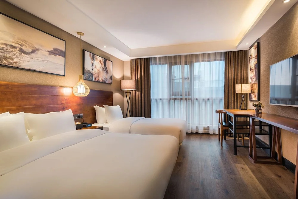 Wandering Around Xiangshan Hotel