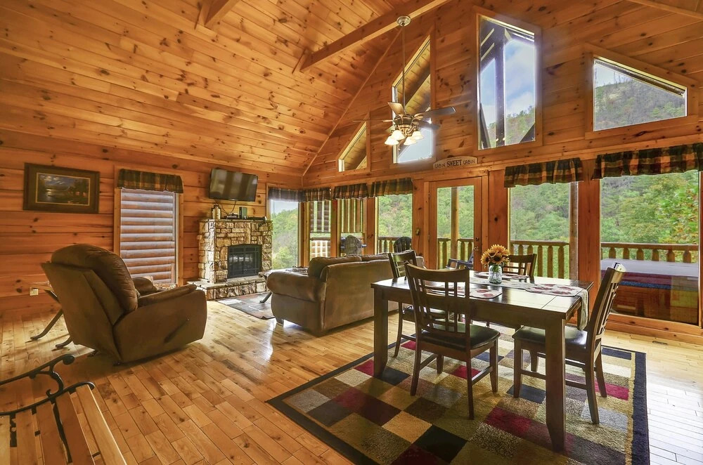 Spacious Cubby Bear Cabin with Private Hot Tub by Redawning