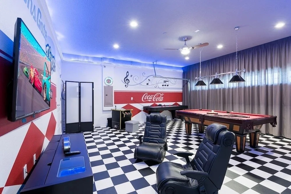Luxury Movie Theater Room, Pool Spa & Game Room! 8 Bedroom Home