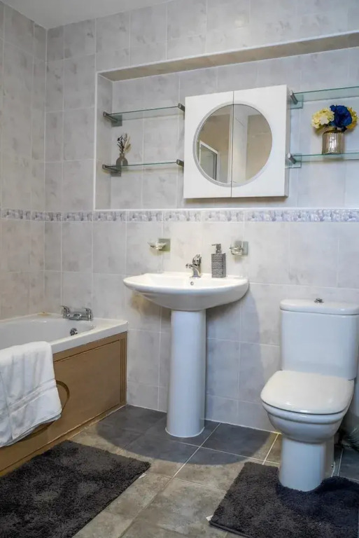 Stylish 4 Bed Apartment- Private Garden & Sleeps 8