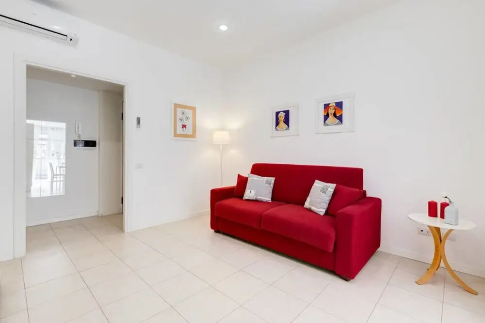 Lovely White Flat 15 Minutes From the City Center