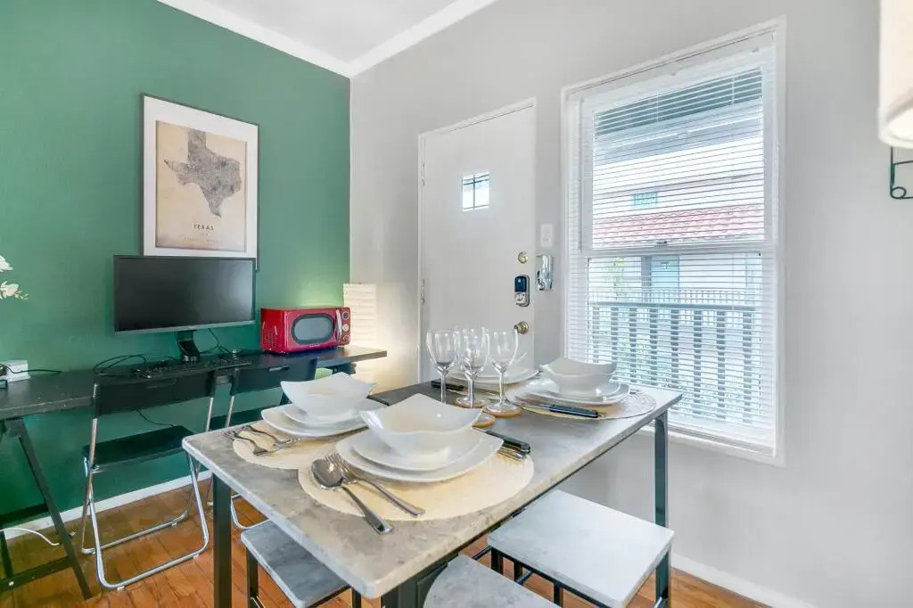 Upgraded Studio – Monte Vista Neighborhood, Parking And Bikes!