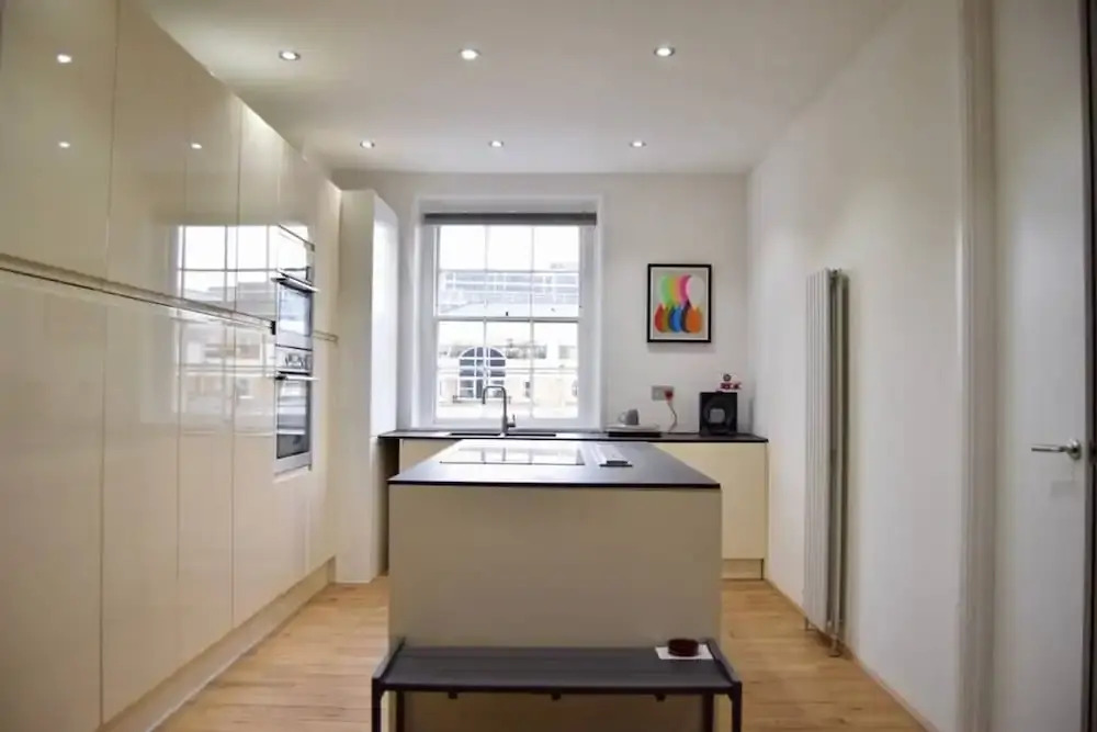 Bright 2 Bedroom Property With Easy Access to the City