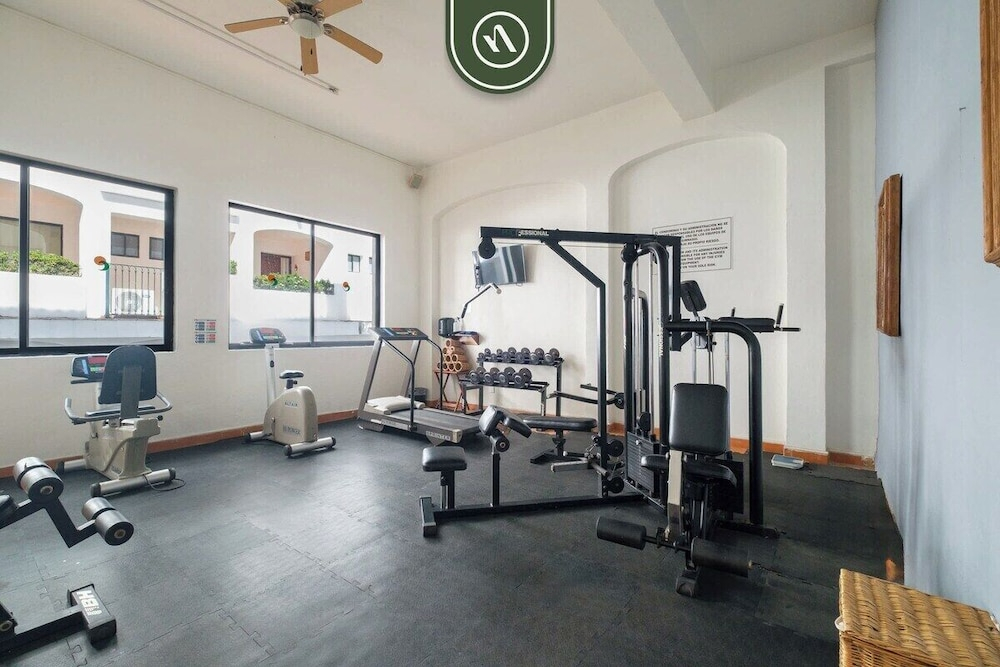 Amazing 2 BR Condo Overlooking the Pool - Romantic Zone