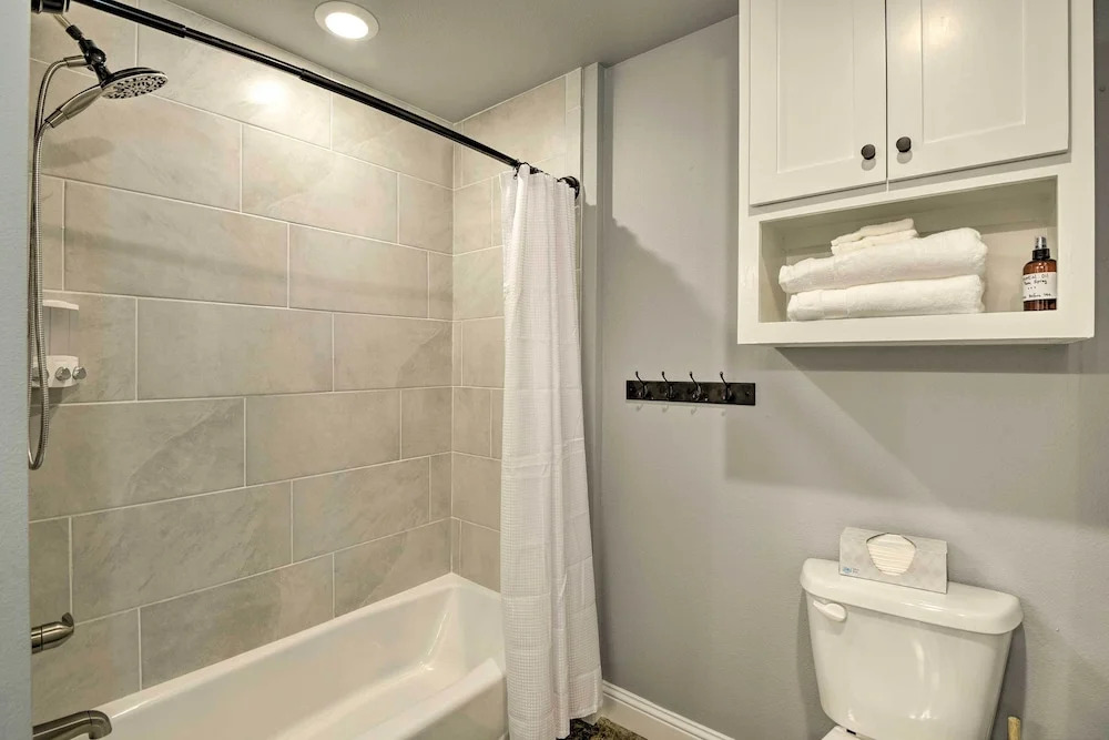 Hot Tub & Fire Pit! Cozy Granbury Escape Near Lake