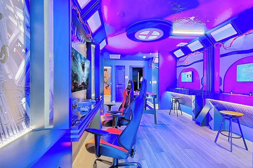 Spacious Townhome With Private Pool Near Theme Parks