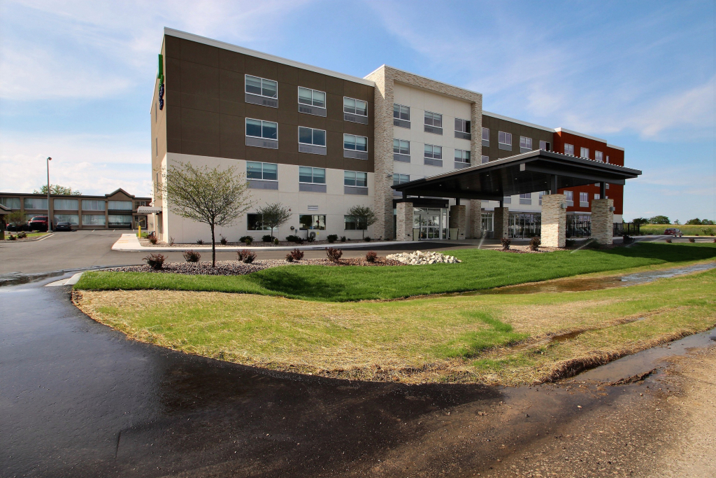Holiday Inn Express & Suites Fond Du Lac by IHG