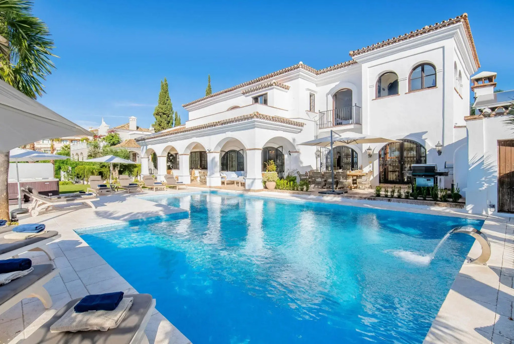 18024 - Superb Villa Near Beach With Heated Pool