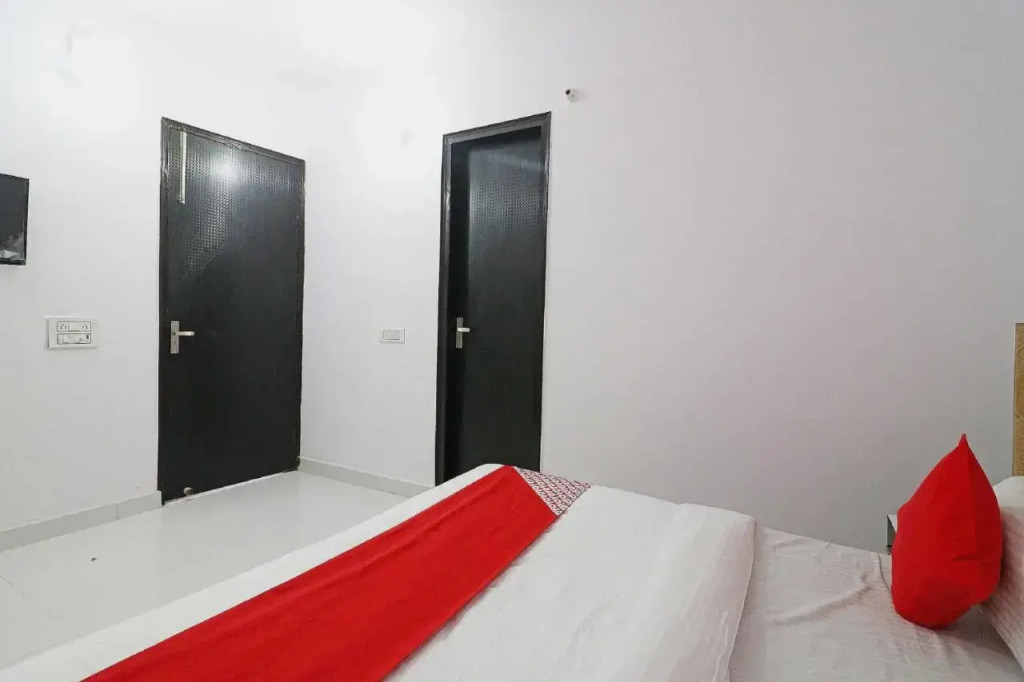 Red Carmine by OYO Rooms